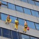 Regelmässiger Gebäudeunterhalt, ob Fenster oder im Gebäude selbst.